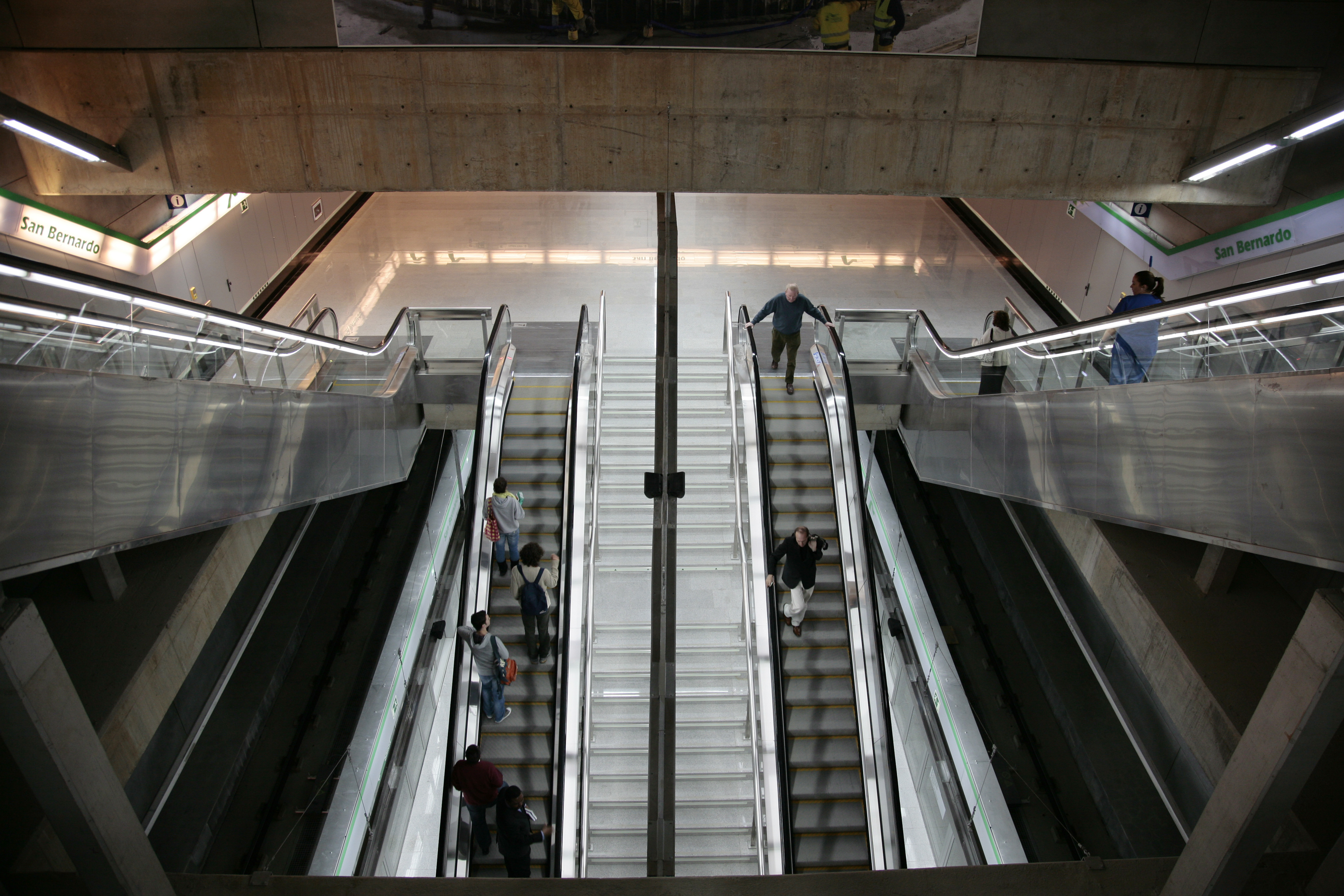 Escaliers mécaniques et tapis roulants
